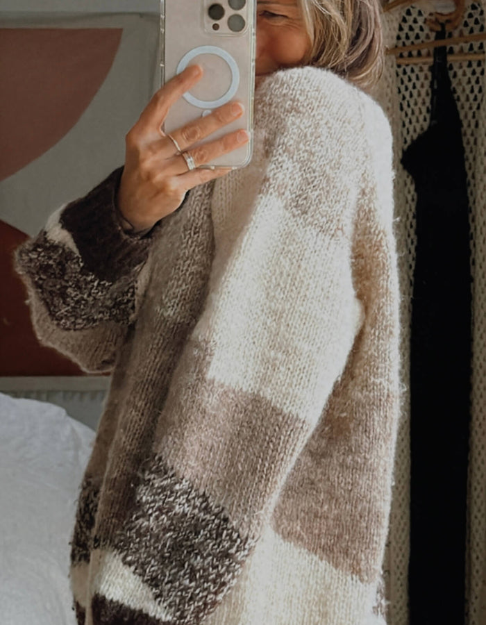 Hand-knitted V-neck Woollen Jersey // Free Size