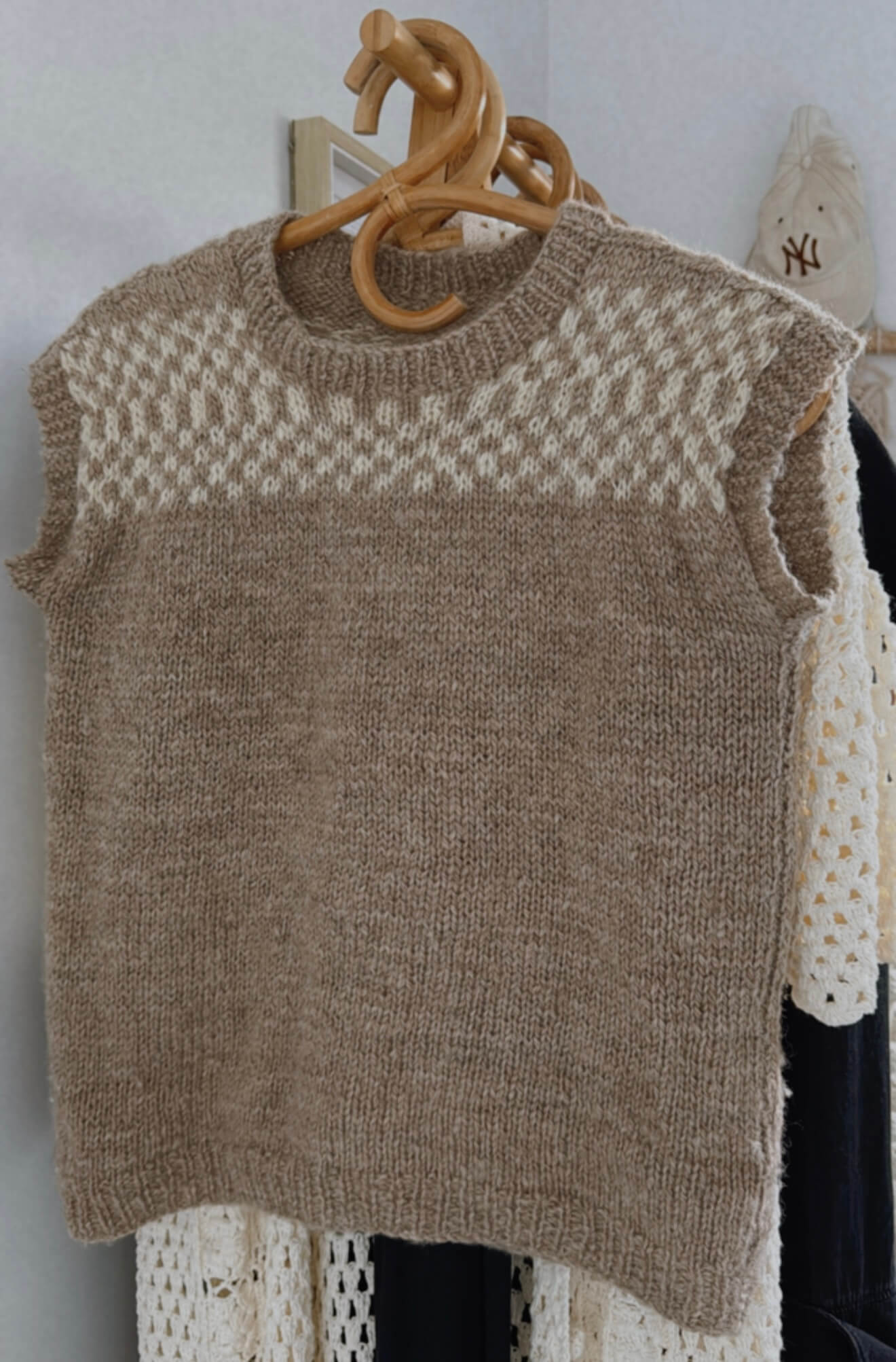 HAND-KNITTED VEST // Pure Wool // Biscotti/cream // Small