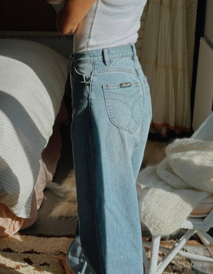 ROLLA'S // Gigi Barrel Jean // Brad Blue