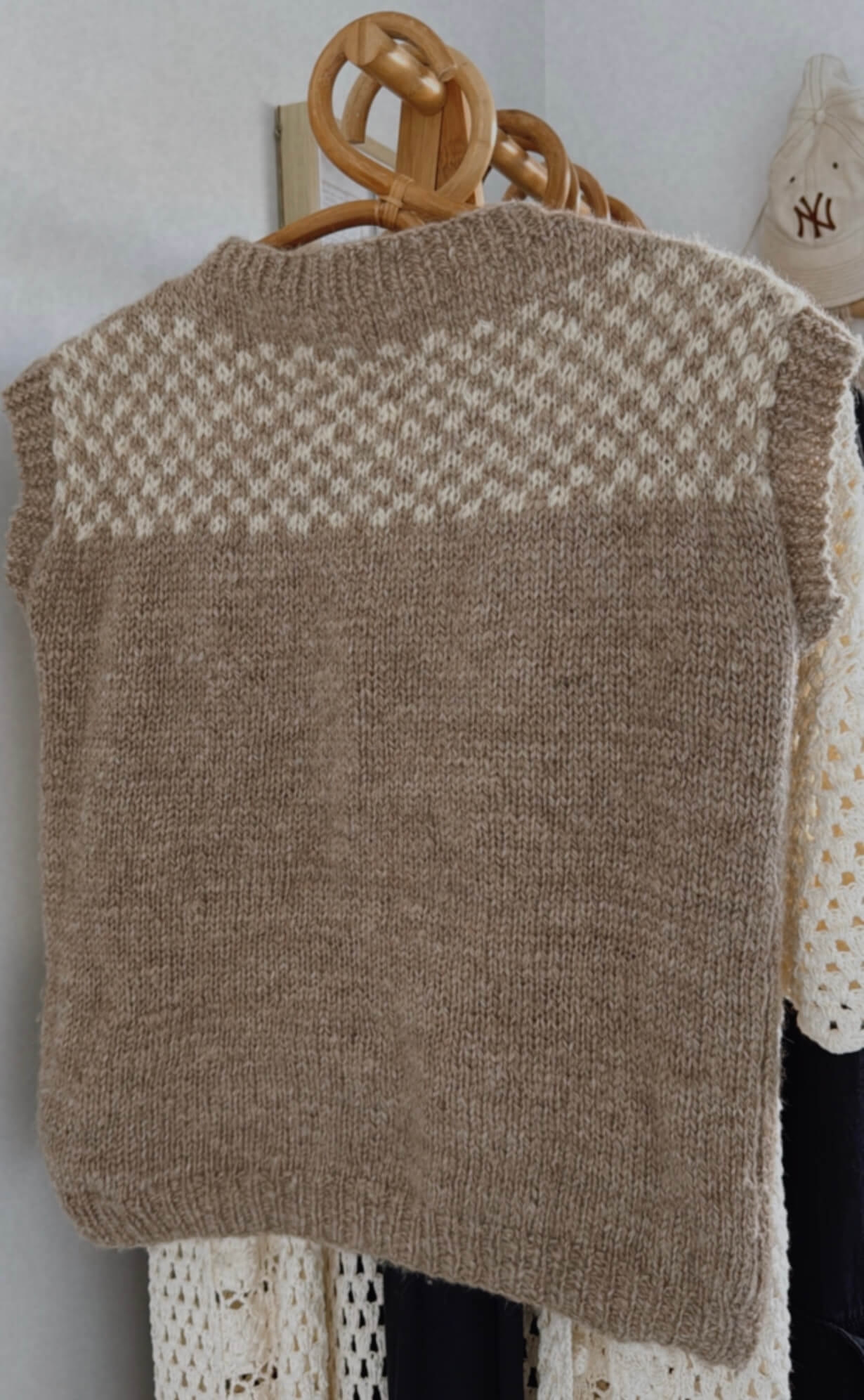 HAND-KNITTED VEST // Pure Wool // Biscotti/cream // Small