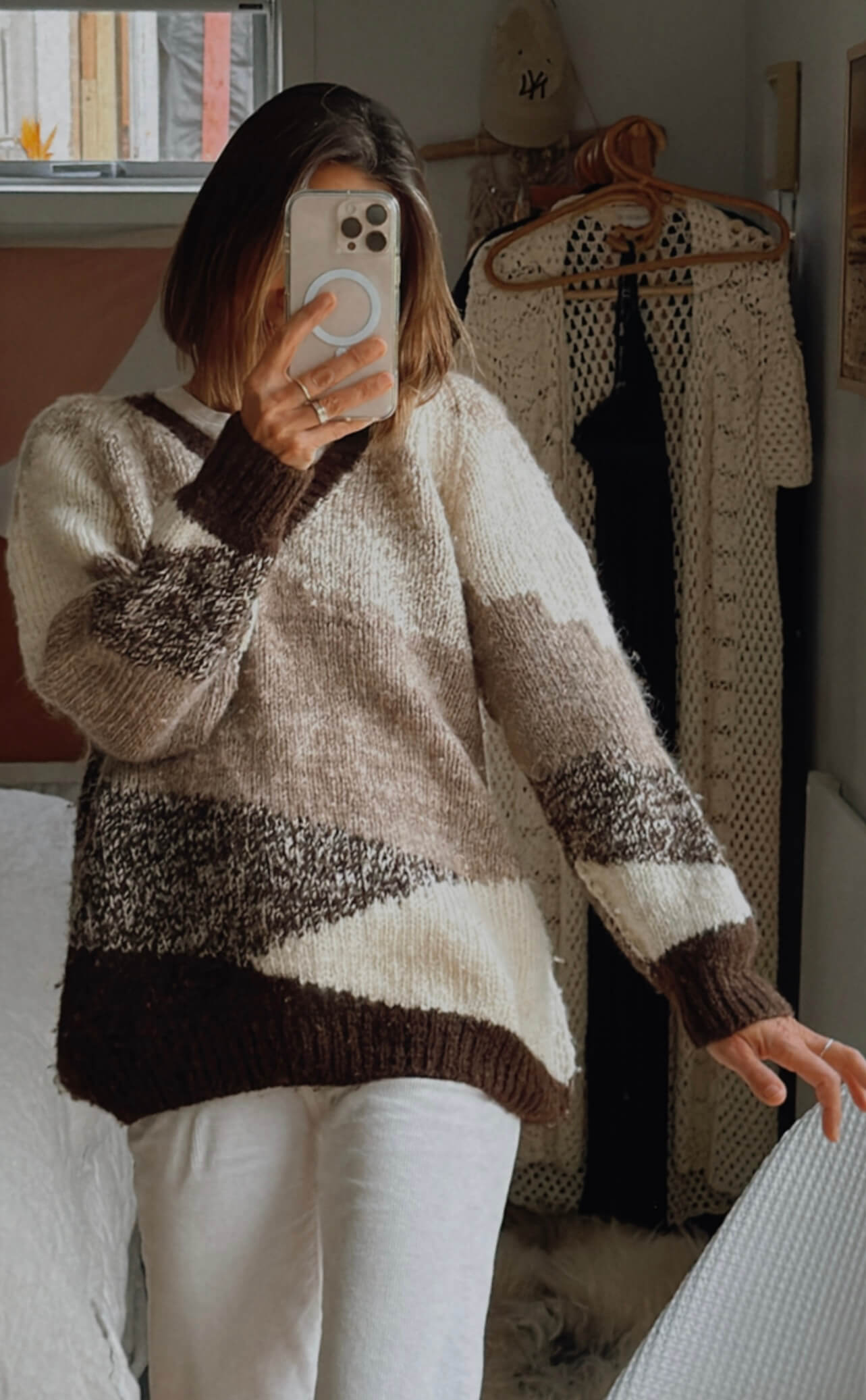 Hand-knitted V-neck Woollen Jersey // Free Size