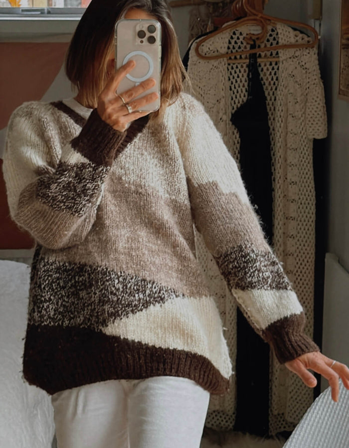 Hand-knitted V-neck Woollen Jersey // Free Size