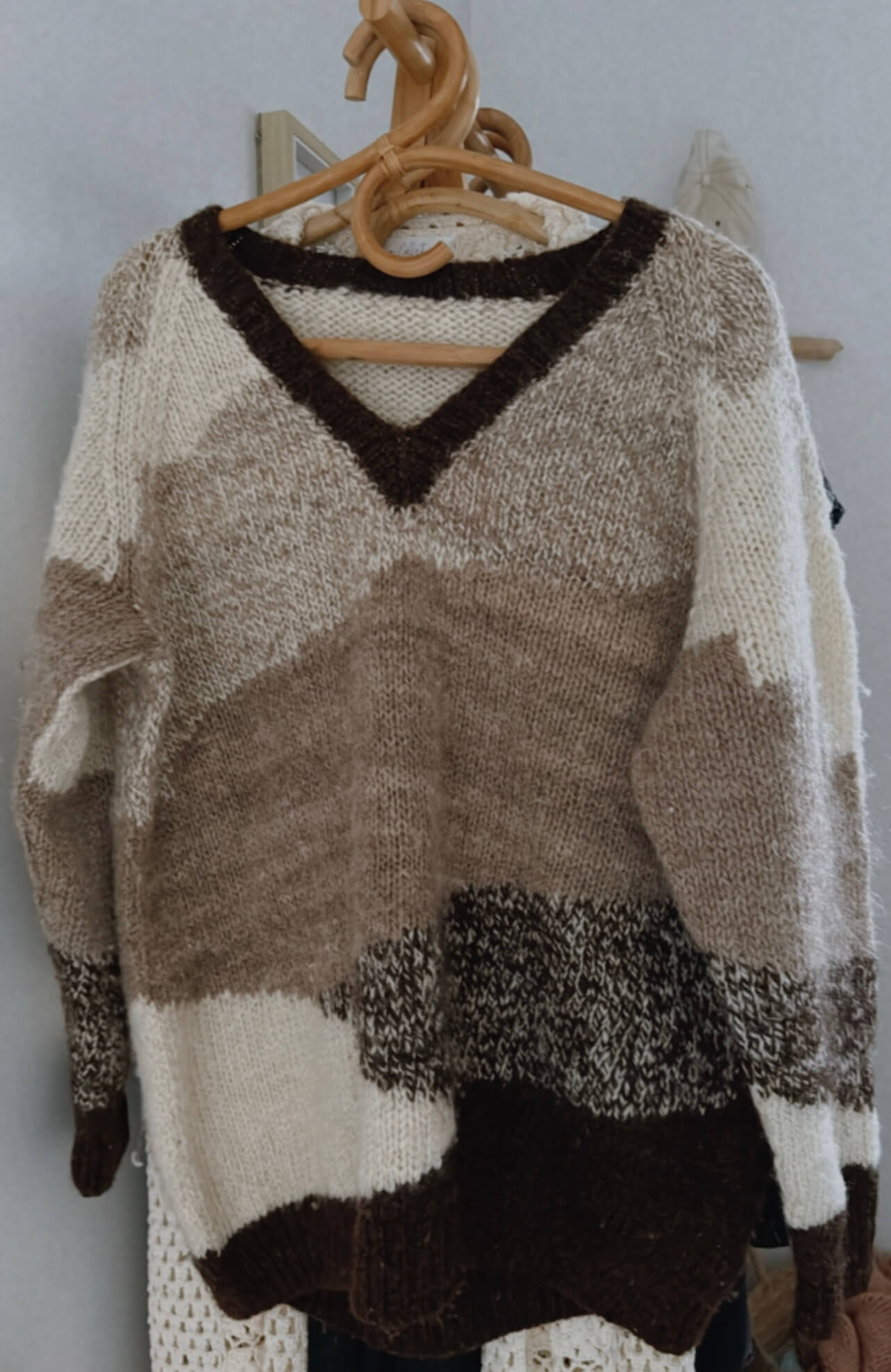 Hand-knitted V-neck Woollen Jersey // Free Size