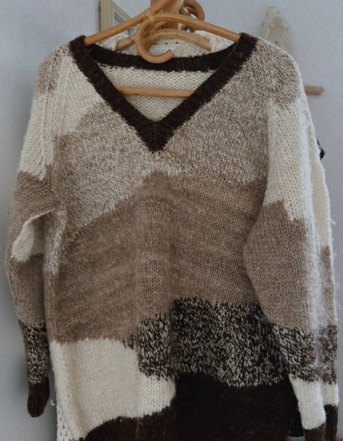 Hand-knitted V-neck Woollen Jersey // Free Size