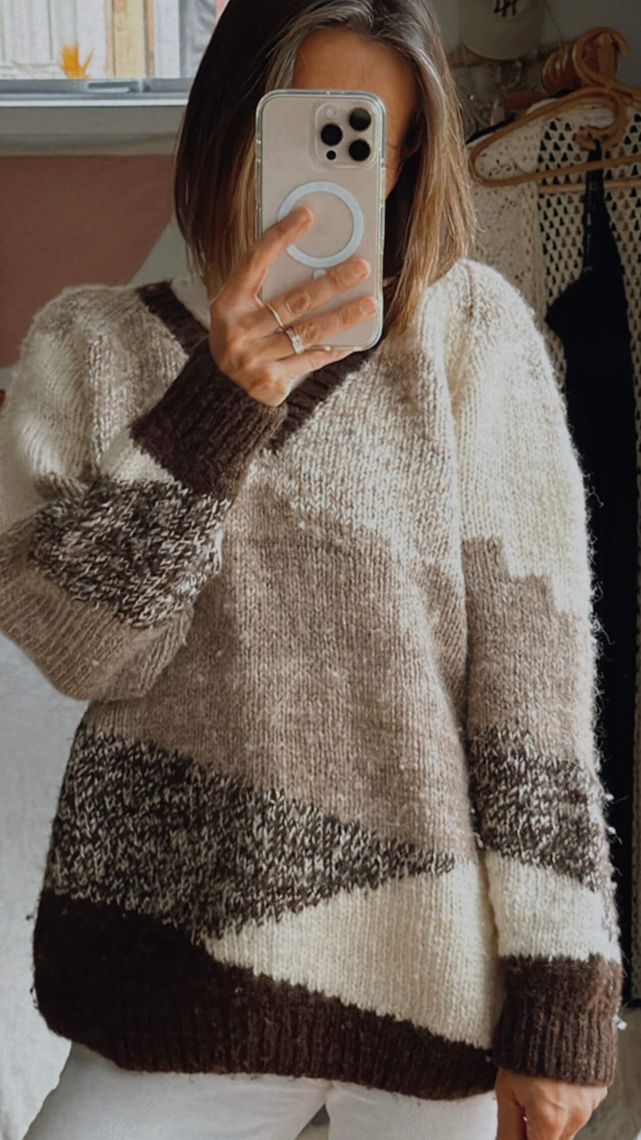 Hand-knitted V-neck Woollen Jersey // Free Size