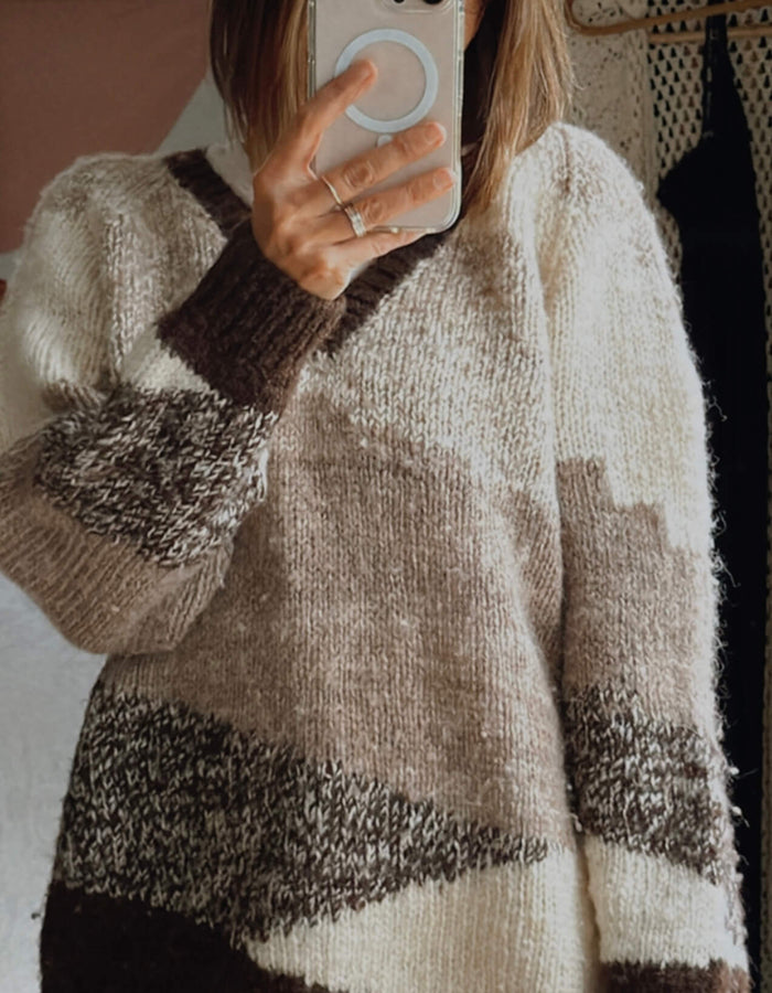 Hand-knitted V-neck Woollen Jersey // Free Size