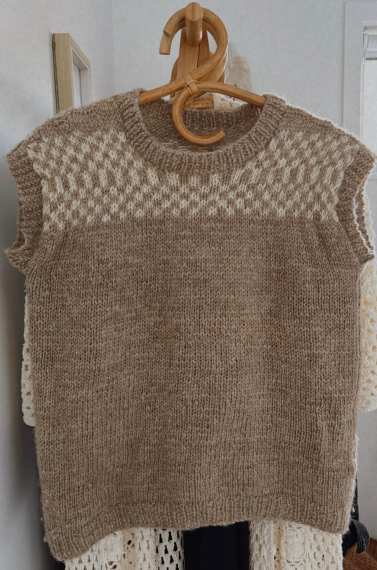 HAND-KNITTED VEST // Pure Wool // Biscotti/cream // Small