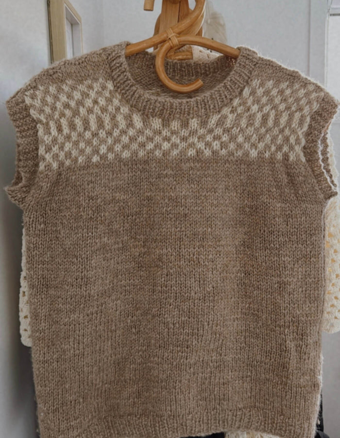 HAND-KNITTED VEST // Pure Wool // Biscotti/cream // Small