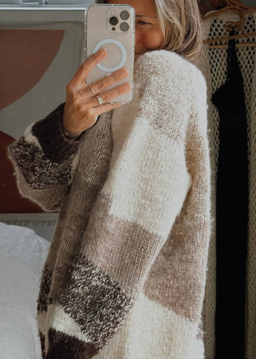 Hand-knitted V-neck Woollen Jersey // Free Size