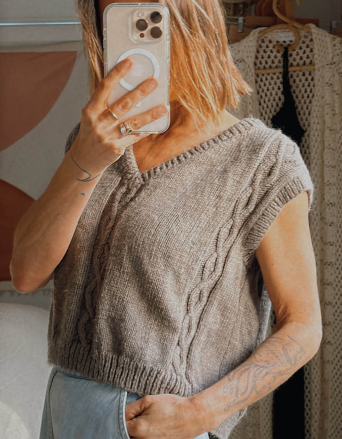 HAND-KNITTED VEST // Pure Wool // Carob // Free Size