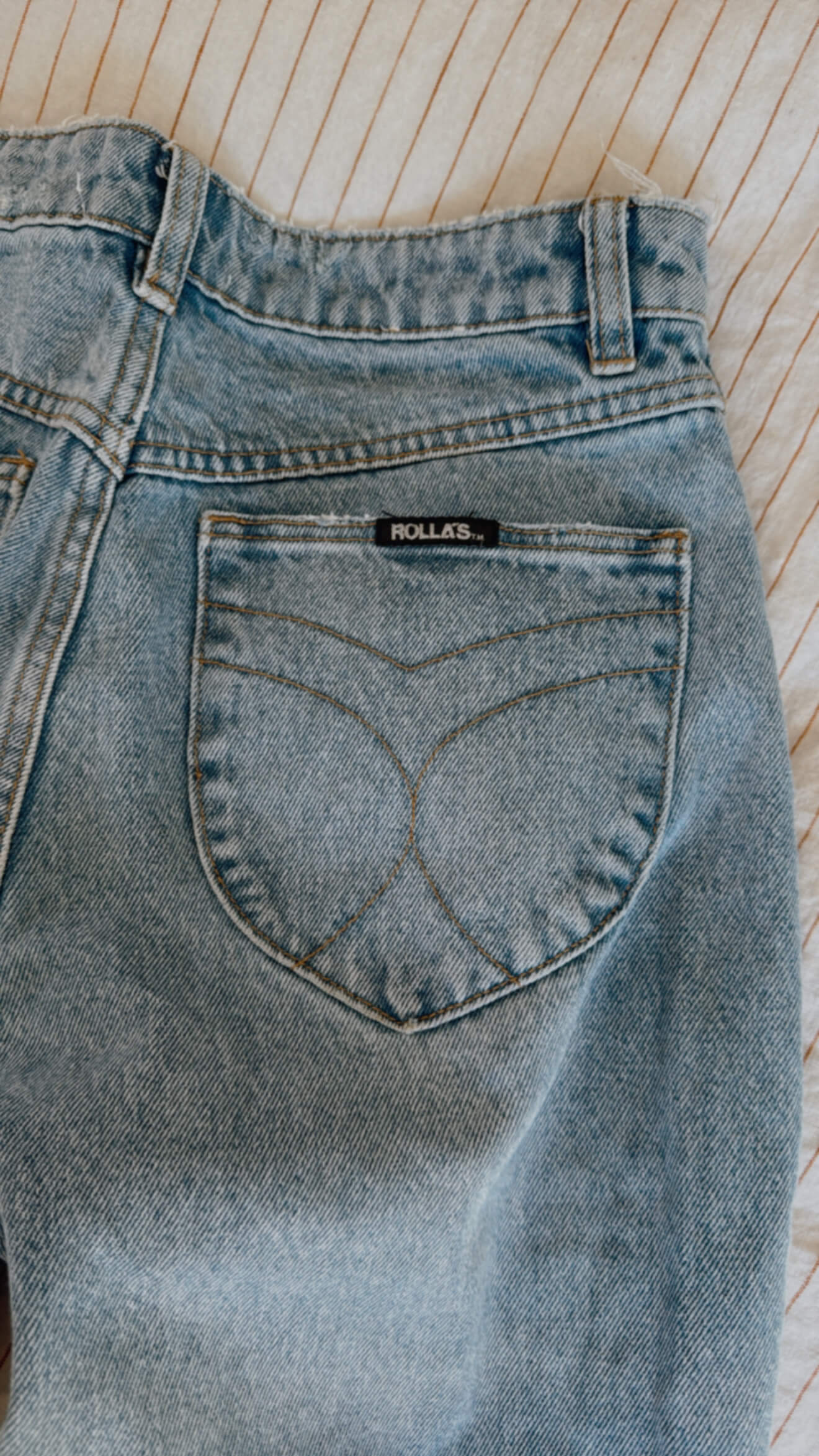 ROLLA'S // Classic Straight High Rise Jeans // Regular Fit // Size 26 (Size 8)