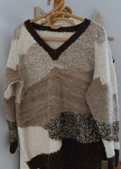 Hand-knitted V-neck Woollen Jersey // Free Size