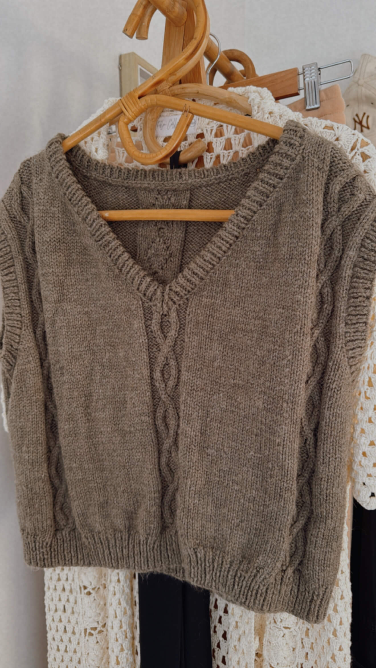 HAND-KNITTED VEST // Pure Wool // Carob // Free Size