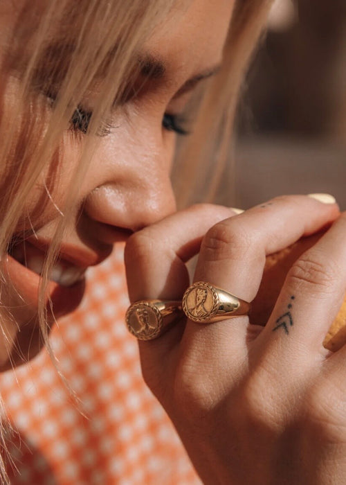 LUNA + ROSE // Magdalena Frida Kahlo // Gold Signet Ring // Size 6