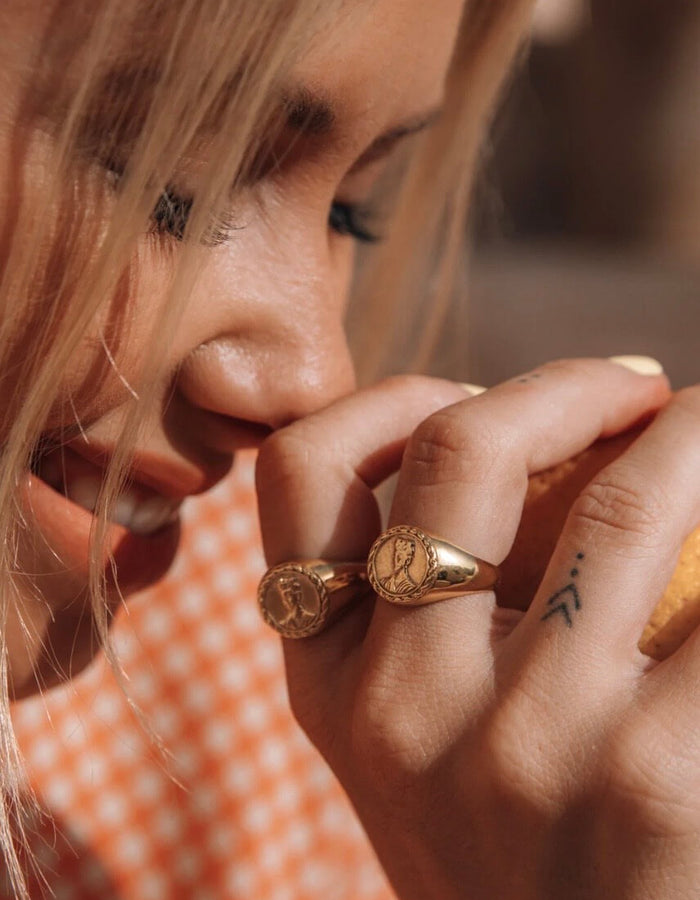 LUNA + ROSE // Magdalena Frida Kahlo // Gold Signet Ring // Size 6