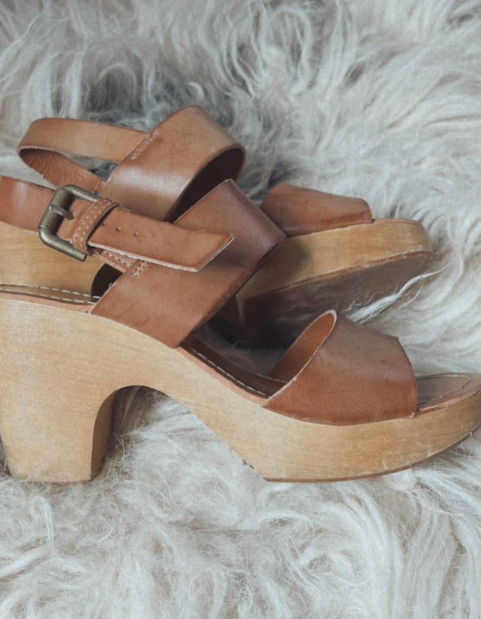 Tan wooden outlet heels